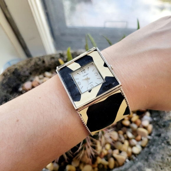 Vintage Varsales Classic Quartz Cuff Watch - Picture 4 of 10